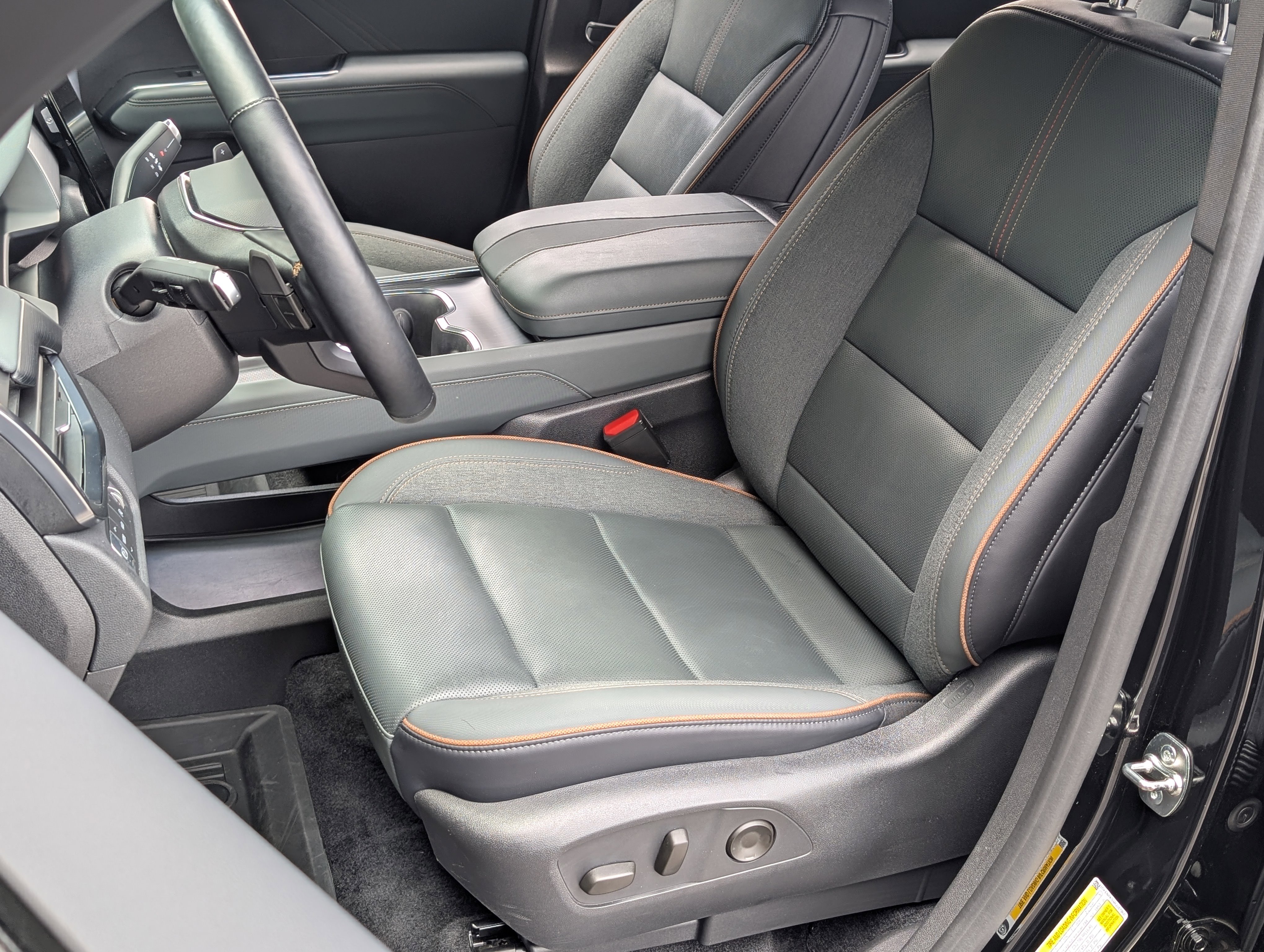 Used 2024 GMC Acadia AT4 w/ Luxury Package AWD/4WD image 16