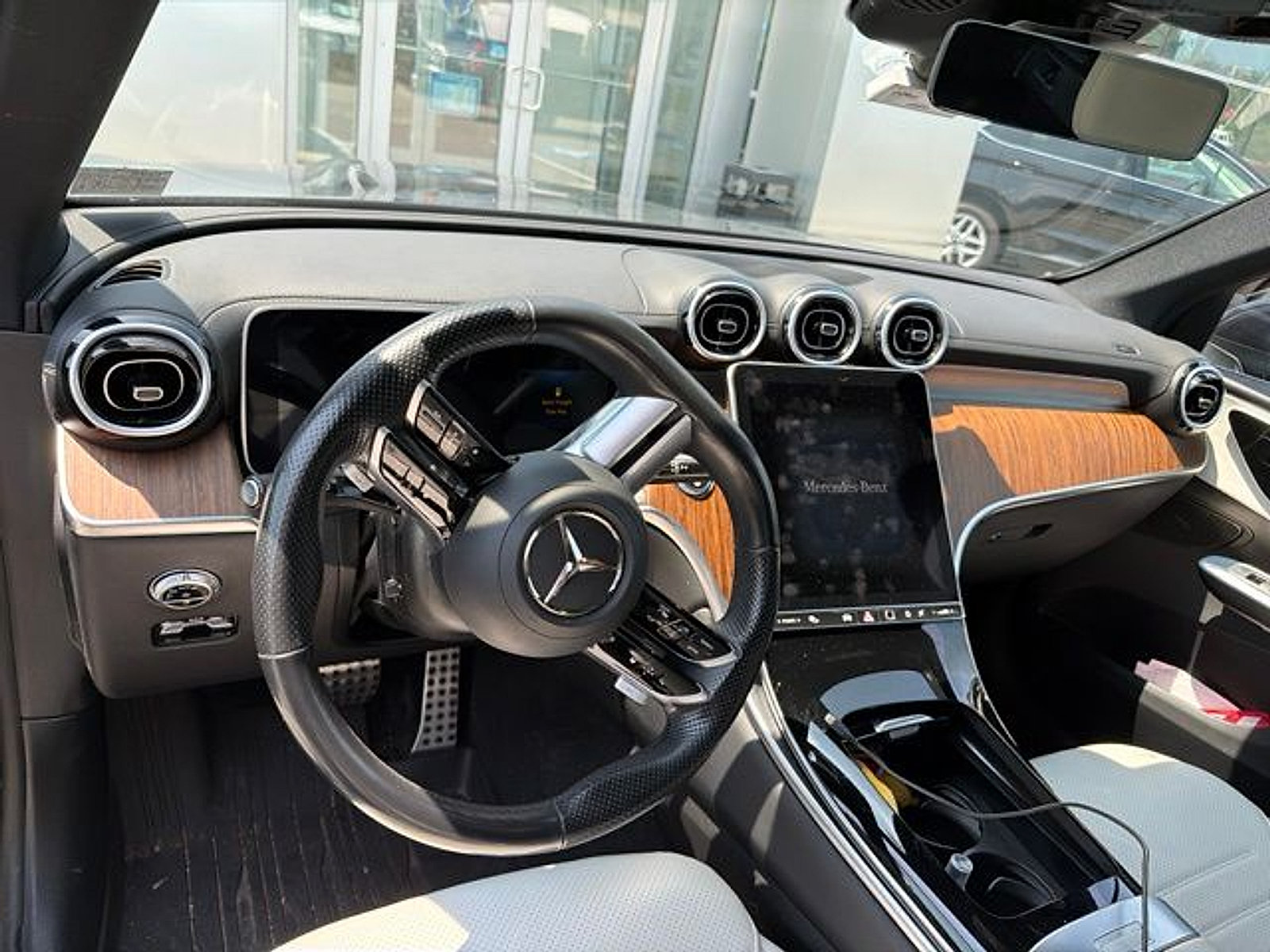 Used 2024 Mercedes-Benz GLC 300 4MATIC image 5