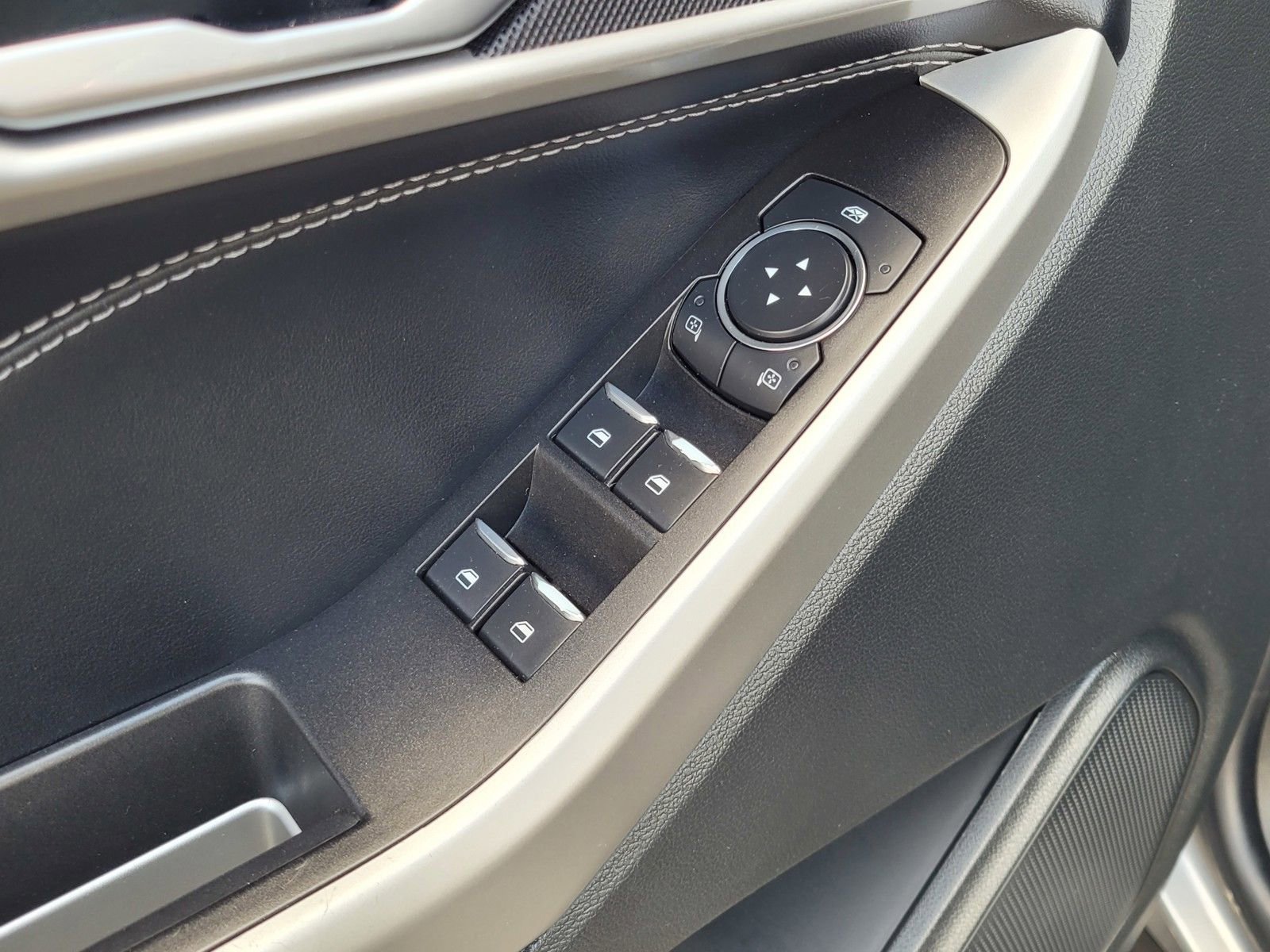 Used 2022 Ford Explorer XLT image 17