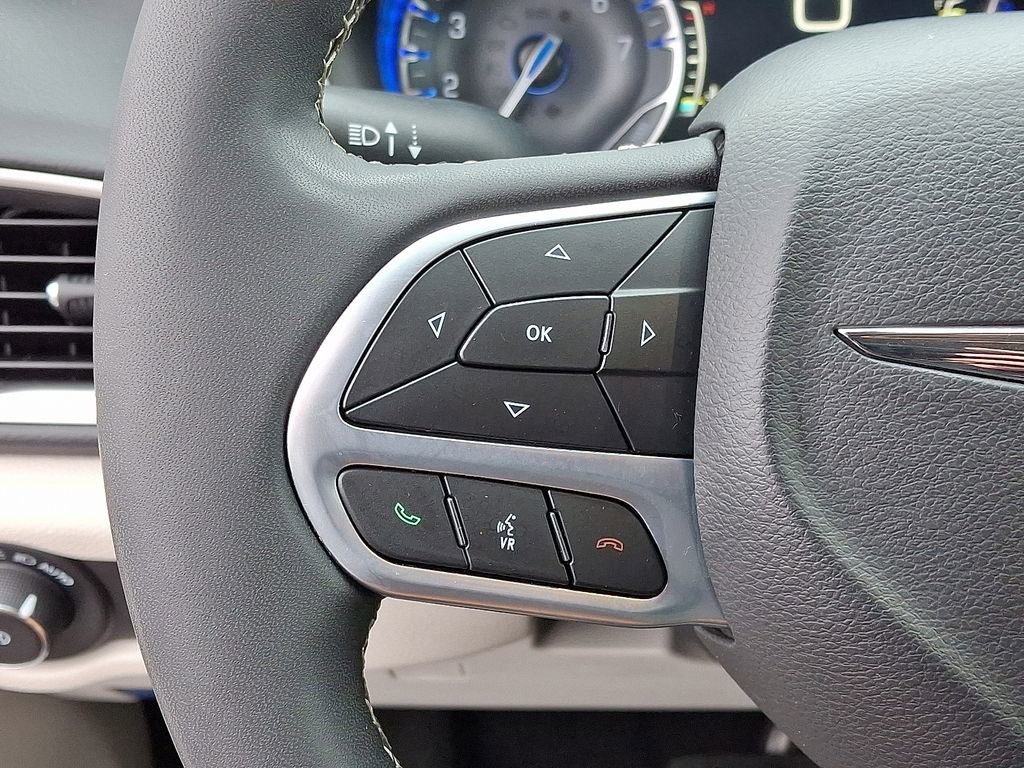 Used 2023 Chrysler Pacifica Touring-L image 21