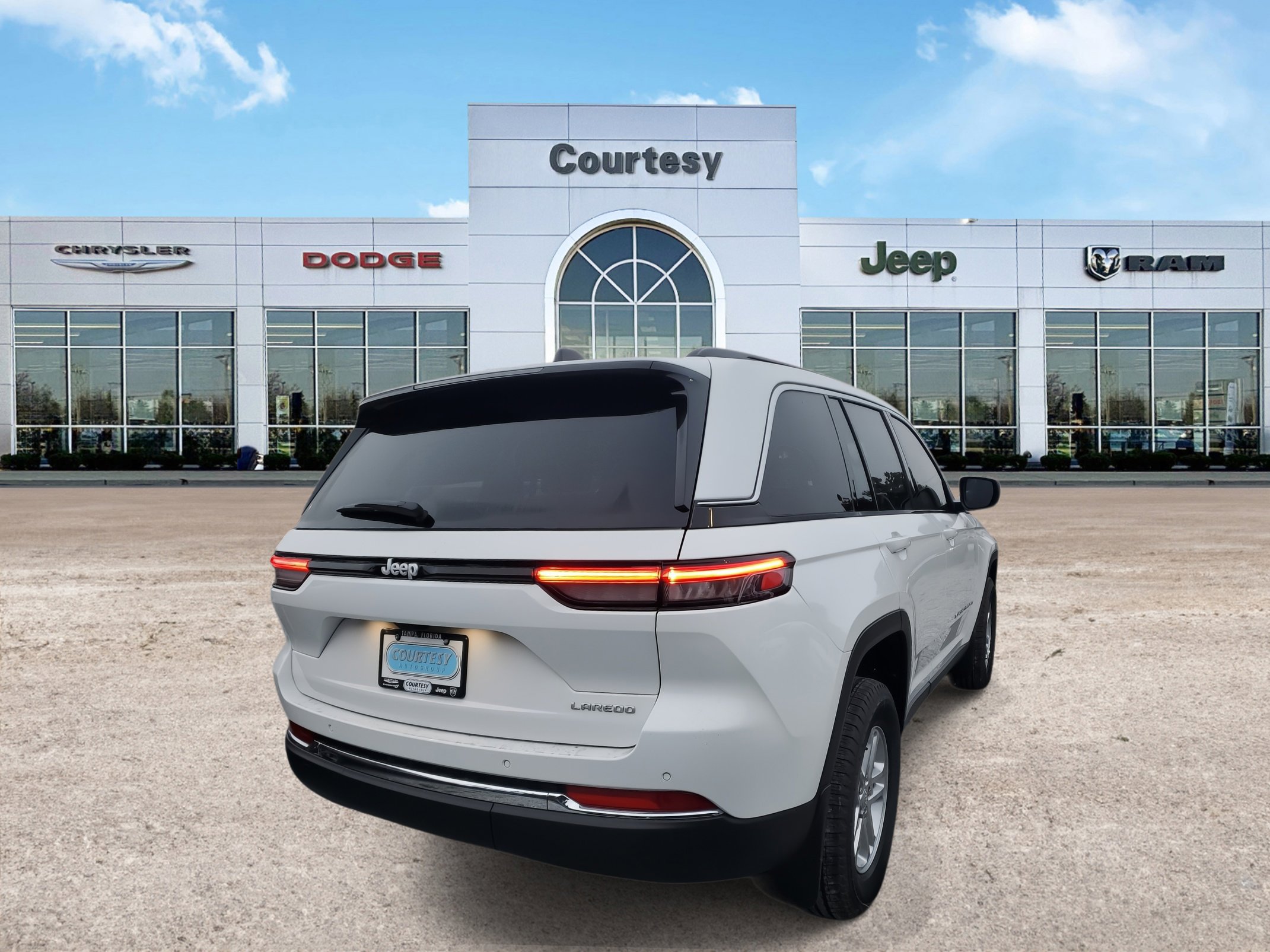 New 2025 Jeep Grand Cherokee Laredo image 4