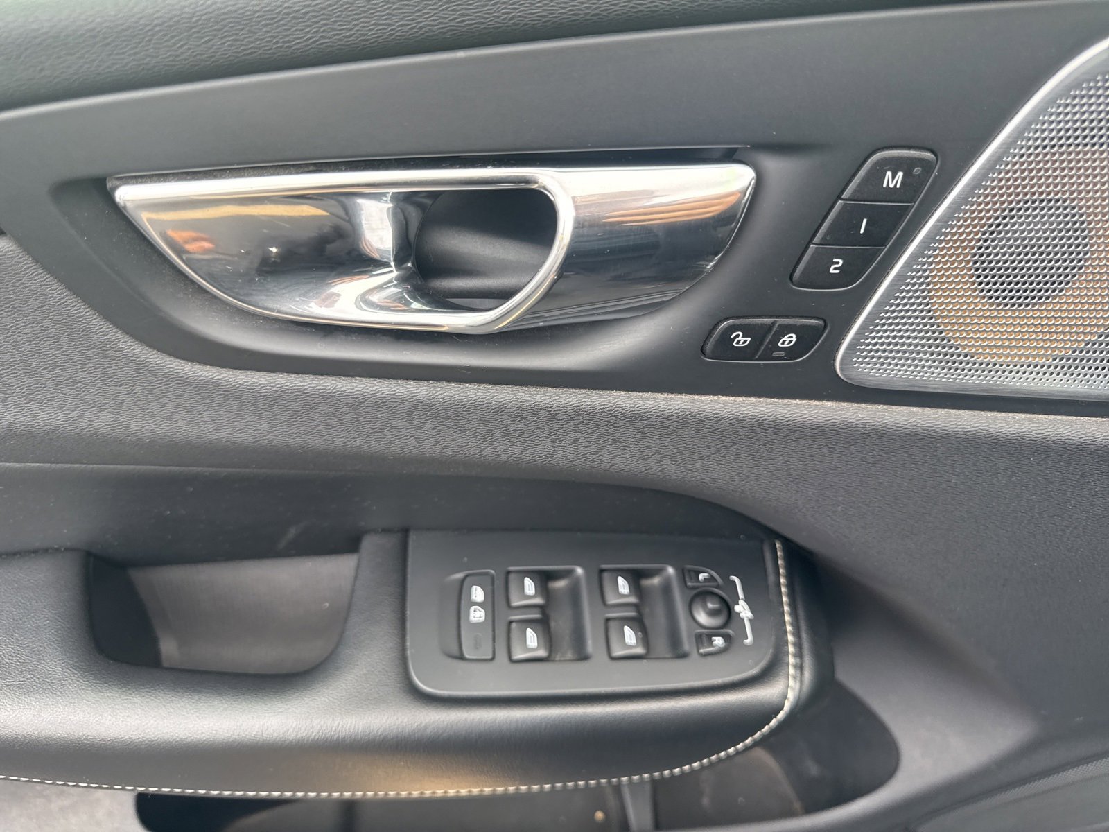 Used 2018 Volvo XC60 T6 R-Design w/ Convenience Package image 7