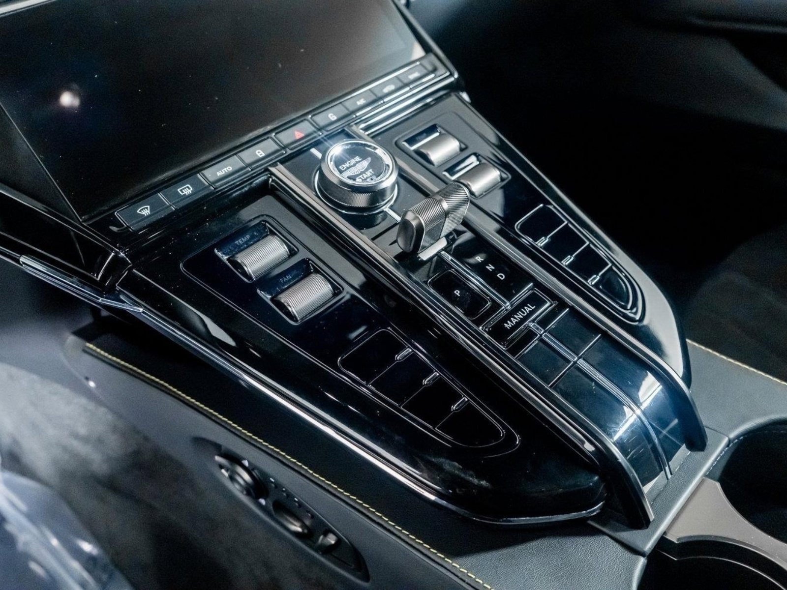 Used 2025 Aston Martin V8 Vantage Coupe image 41