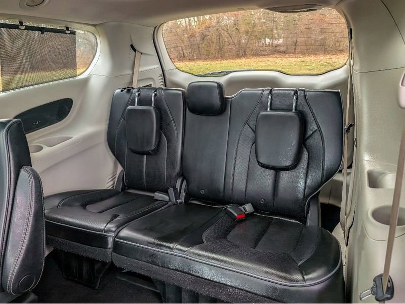 Used 2018 Chrysler Pacifica Limited w/ Advanced Safetytec Group FWD image 12