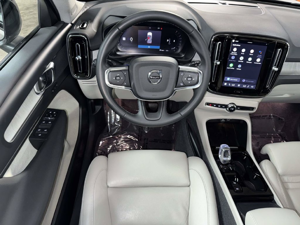 Used 2024 Volvo XC40 B5 Plus AWD/4WD image 4