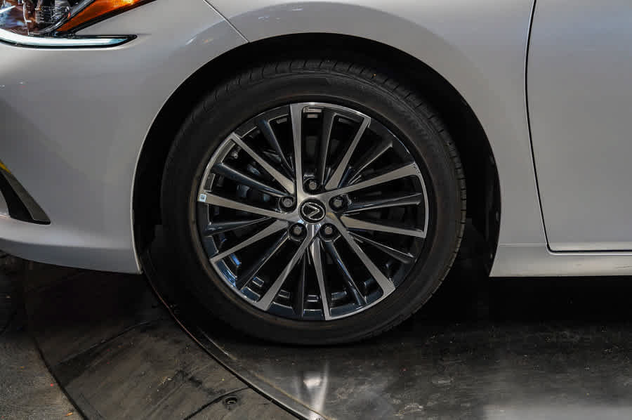 Used 2024 Lexus ES 300h w/ Premium Package FWD image 9