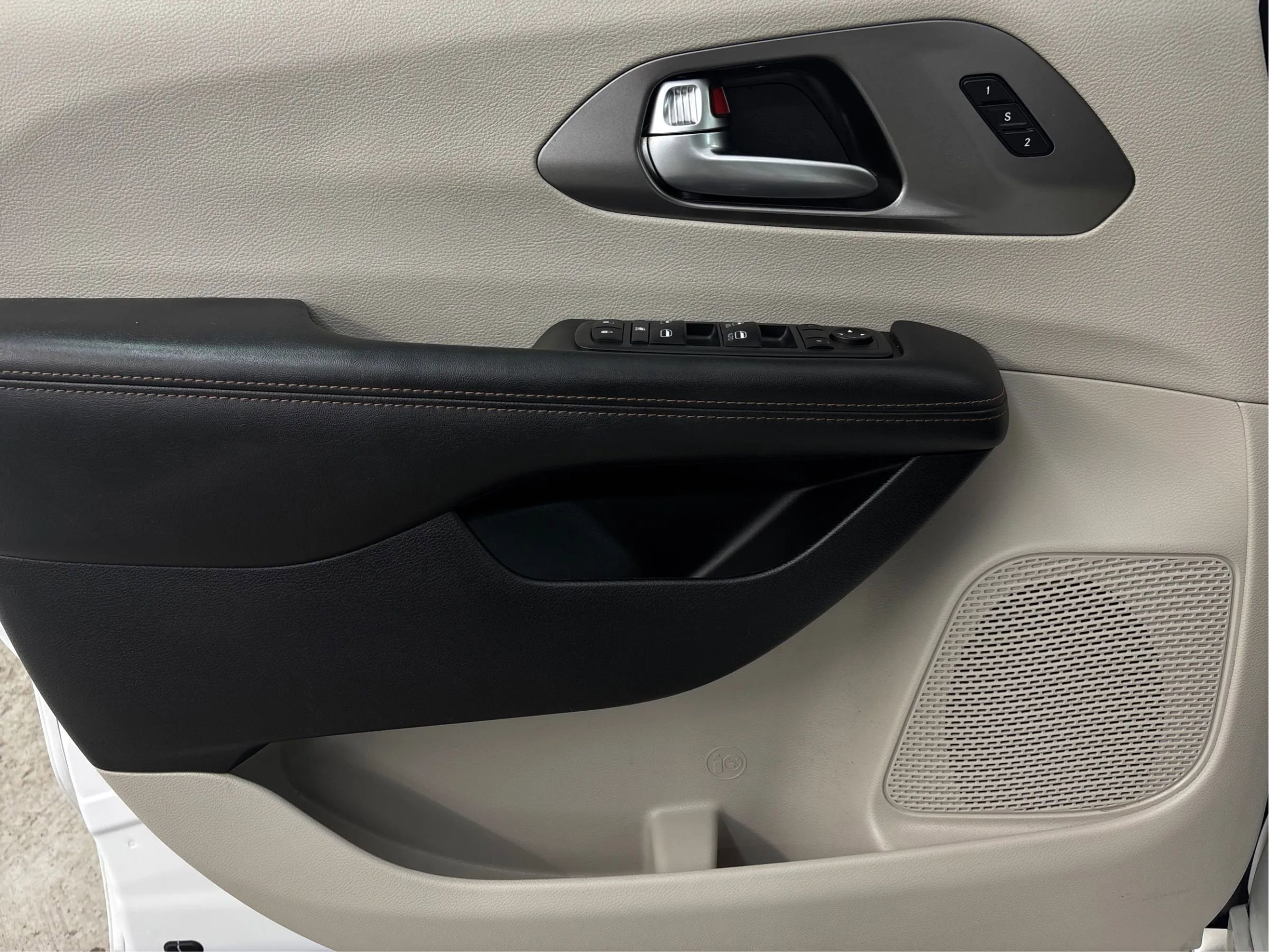Used 2020 Chrysler Pacifica Touring-L FWD image 25