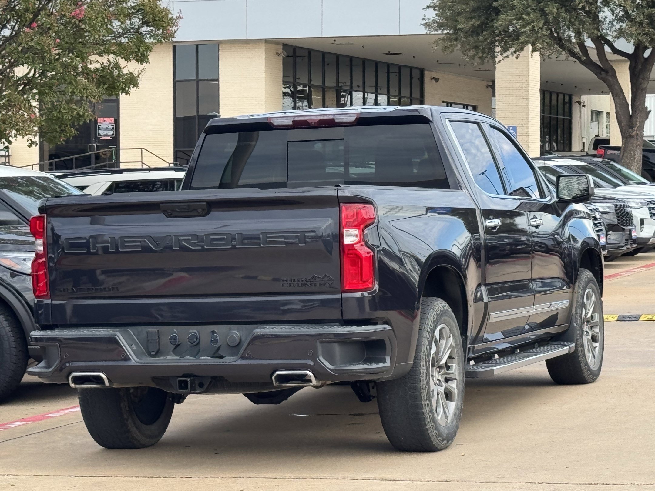 Used 2024 Chevrolet Silverado 1500 High Country w/ LPO, Dark Essentials Package AWD/4WD image 4