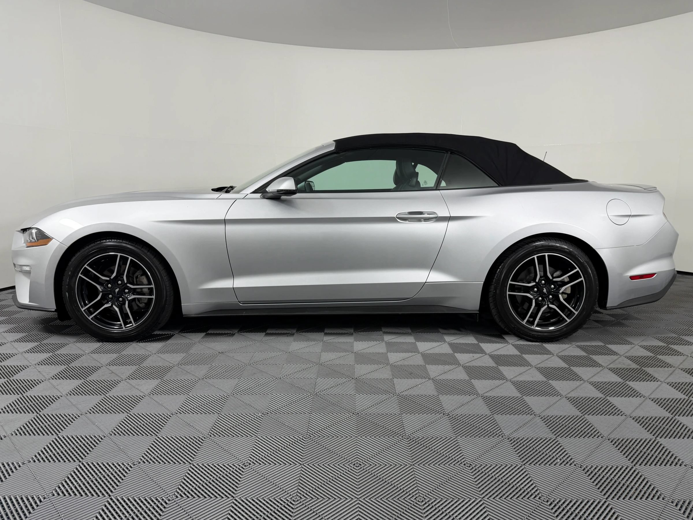 Used 2018 Ford Mustang Premium w/ Equipment Group 201A RWD image 13