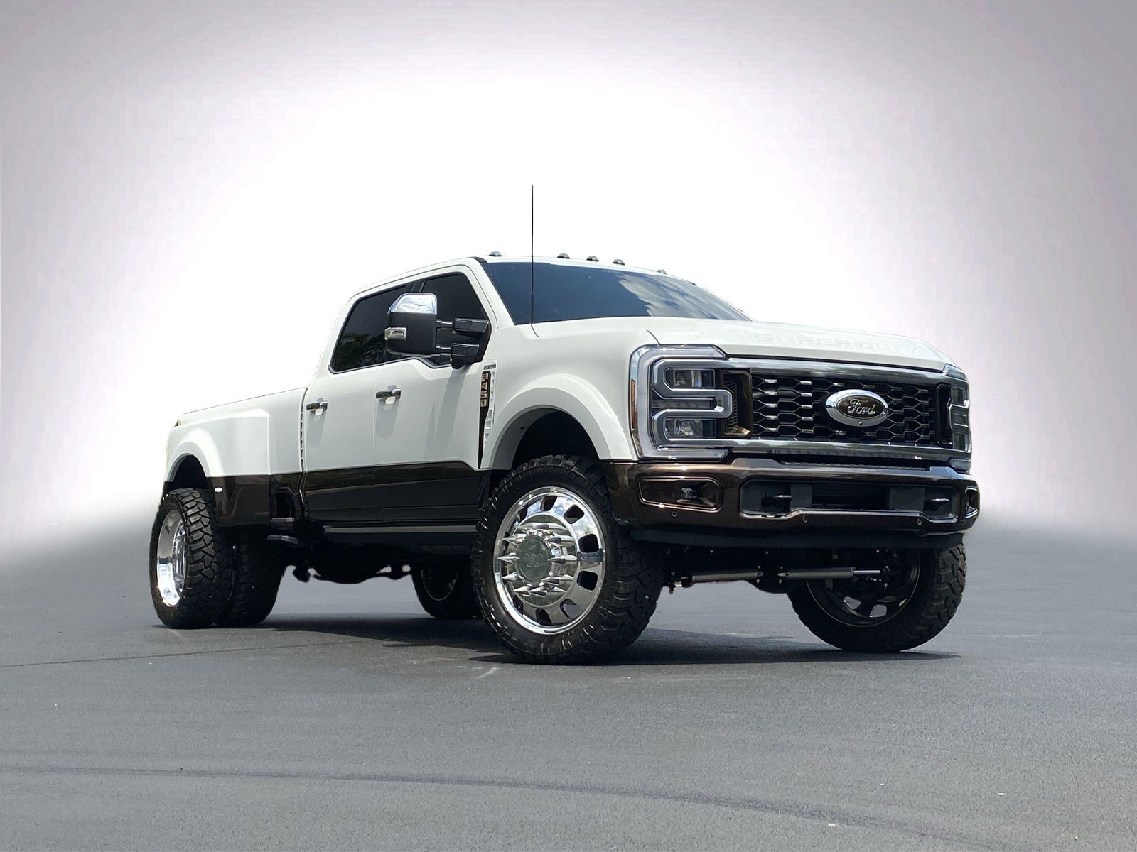 Used 2025 Ford F450 King Ranch w/ Chrome Package AWD/4WD image 2