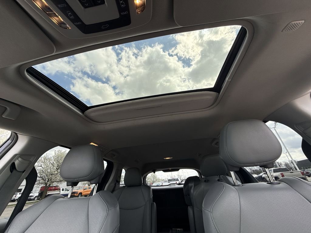 Used 2023 Toyota Sienna XLE FWD image 16