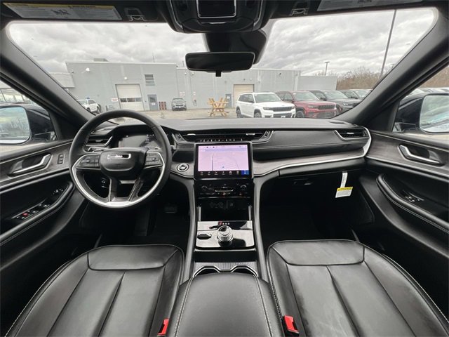 Used 2025 Jeep Grand Cherokee Limited image 14