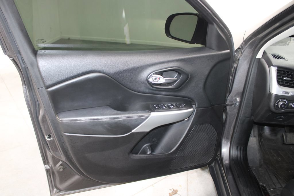Used 2018 Jeep Cherokee Latitude Plus FWD image 17