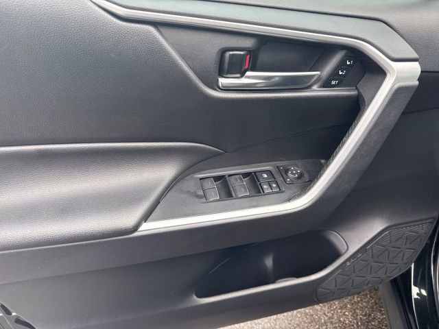 Used 2022 Toyota RAV4 XLE Premium image 8