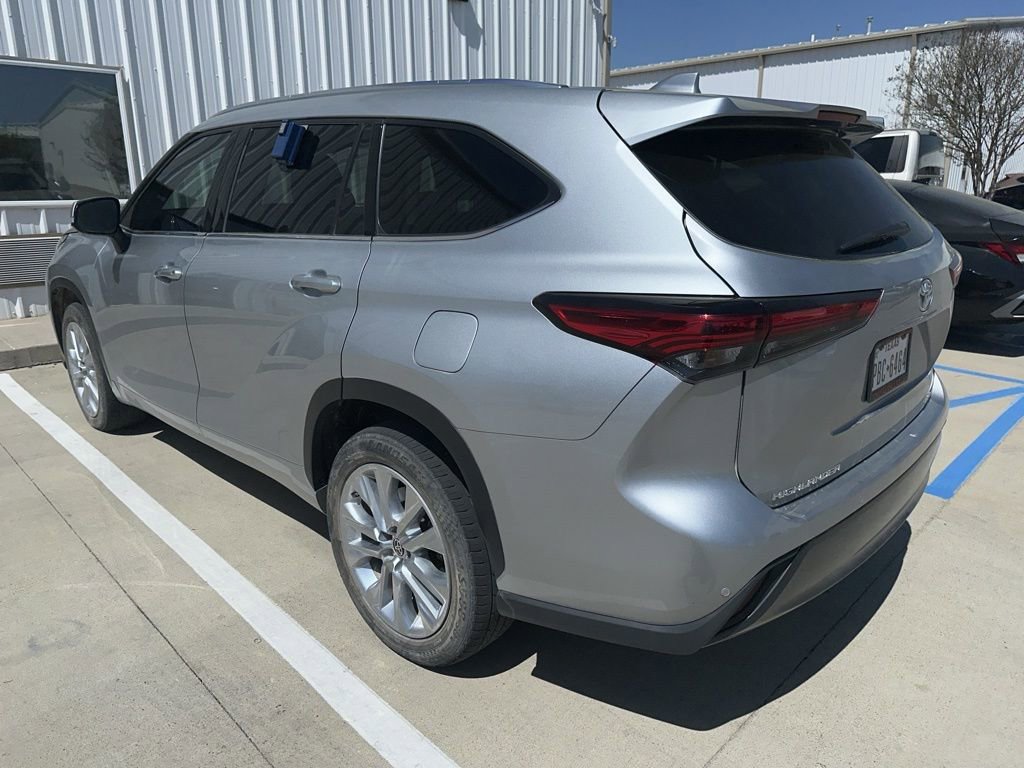 Used 2020 Toyota Highlander Limited image 3