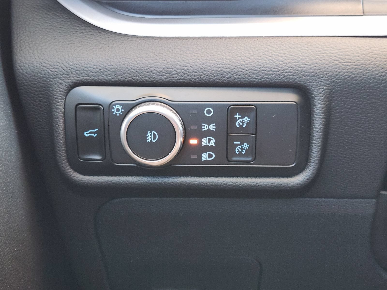Used 2024 Ford Explorer XLT w/ Equipment Group 202A RWD image 23