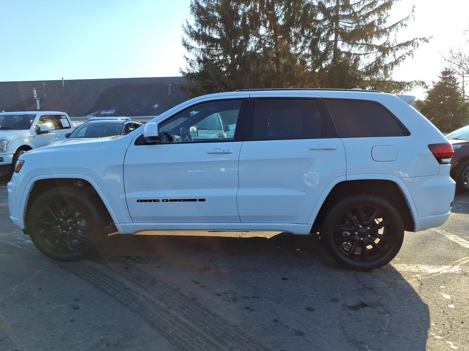 Used 2022 Jeep Grand Cherokee Laredo X image 4
