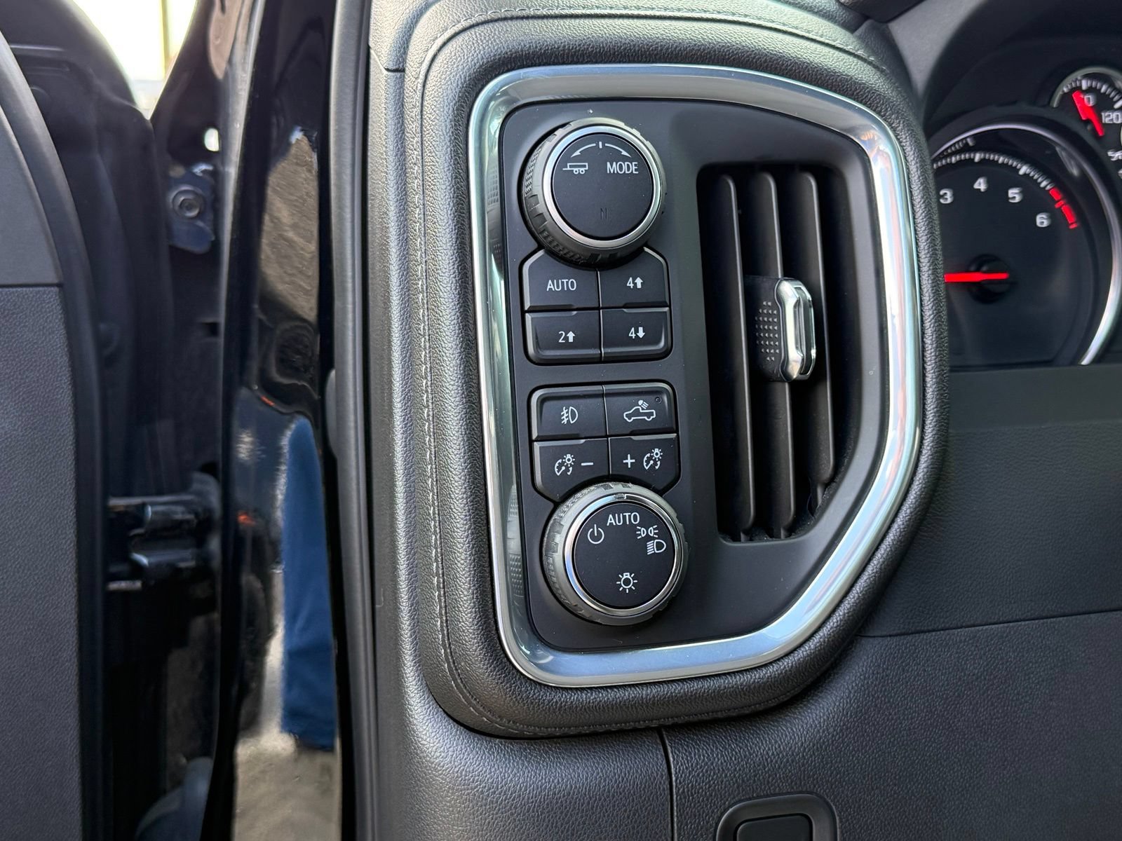 Used 2022 Chevrolet Silverado 1500 LT Trail Boss w/ Convenience Package II AWD/4WD image 30