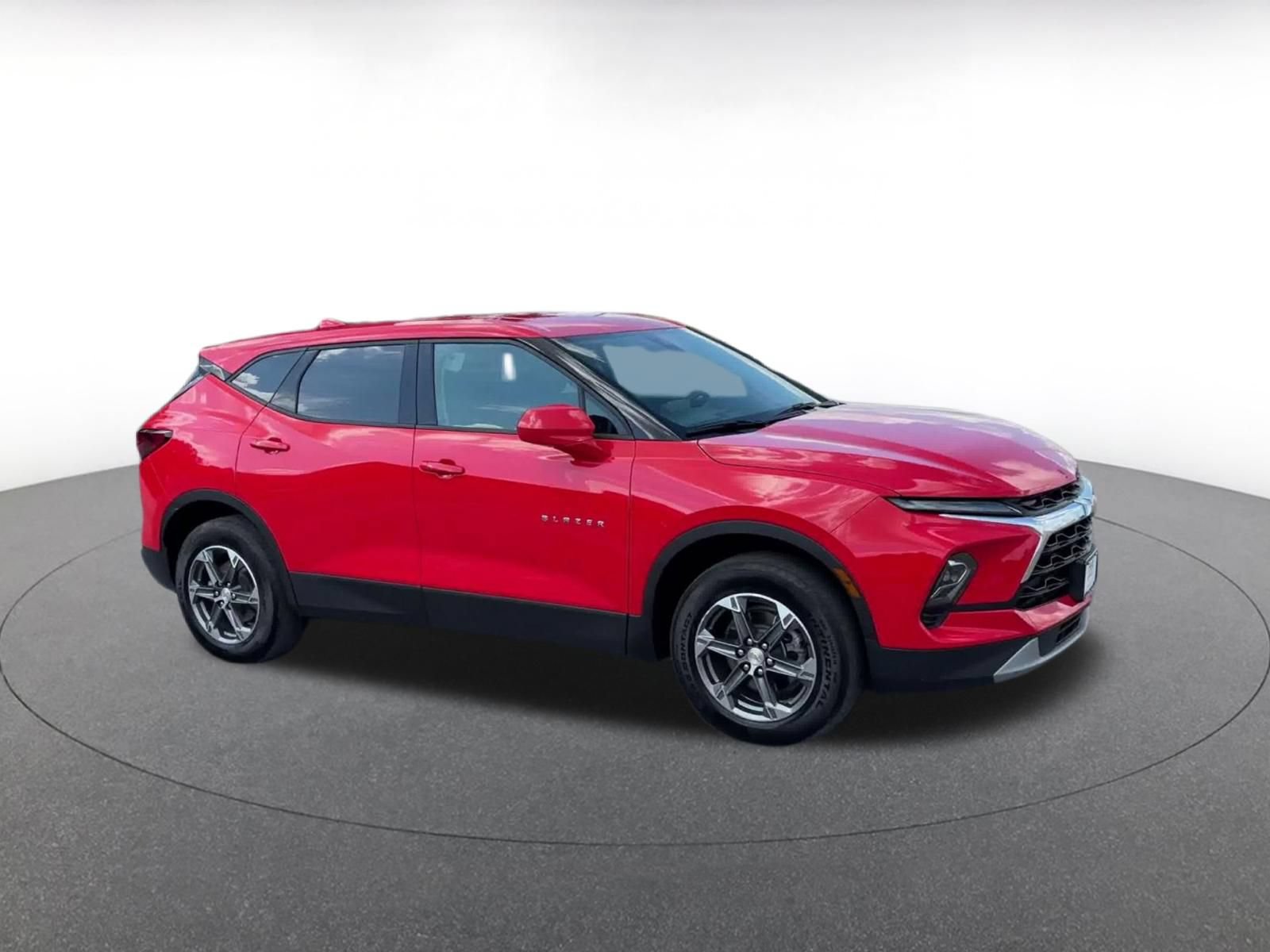 Used 2025 Chevrolet Blazer LT FWD image 2