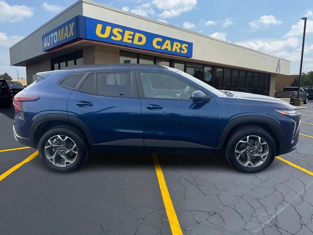 Used 2024 Chevrolet Trax LT w/ Driver Confidence Package FWD image 2