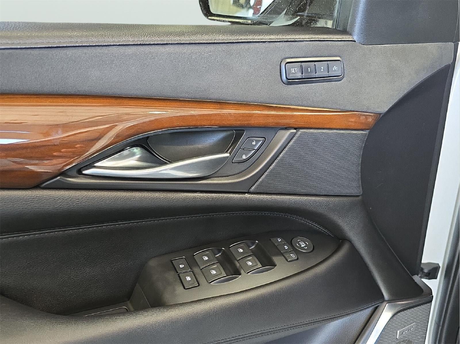 Used 2018 Cadillac Escalade Premium Luxury AWD/4WD image 9