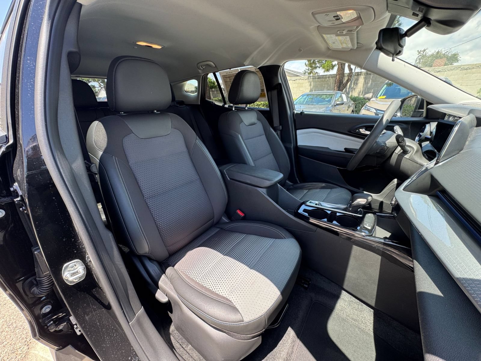 Used 2025 Chevrolet Trax LT FWD image 36