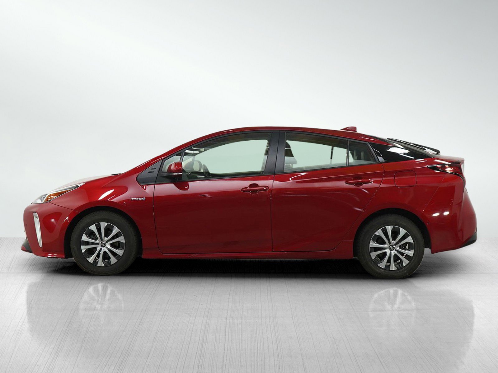 Used 2021 Toyota Prius XLE AWD/4WD image 2
