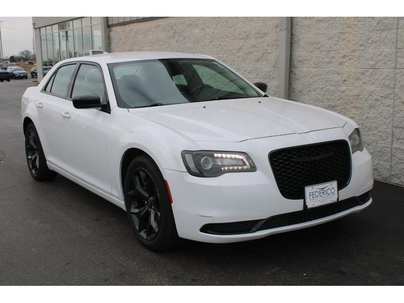 Used 2022 Chrysler 300 Touring w/ Sport Appearance Package image 2