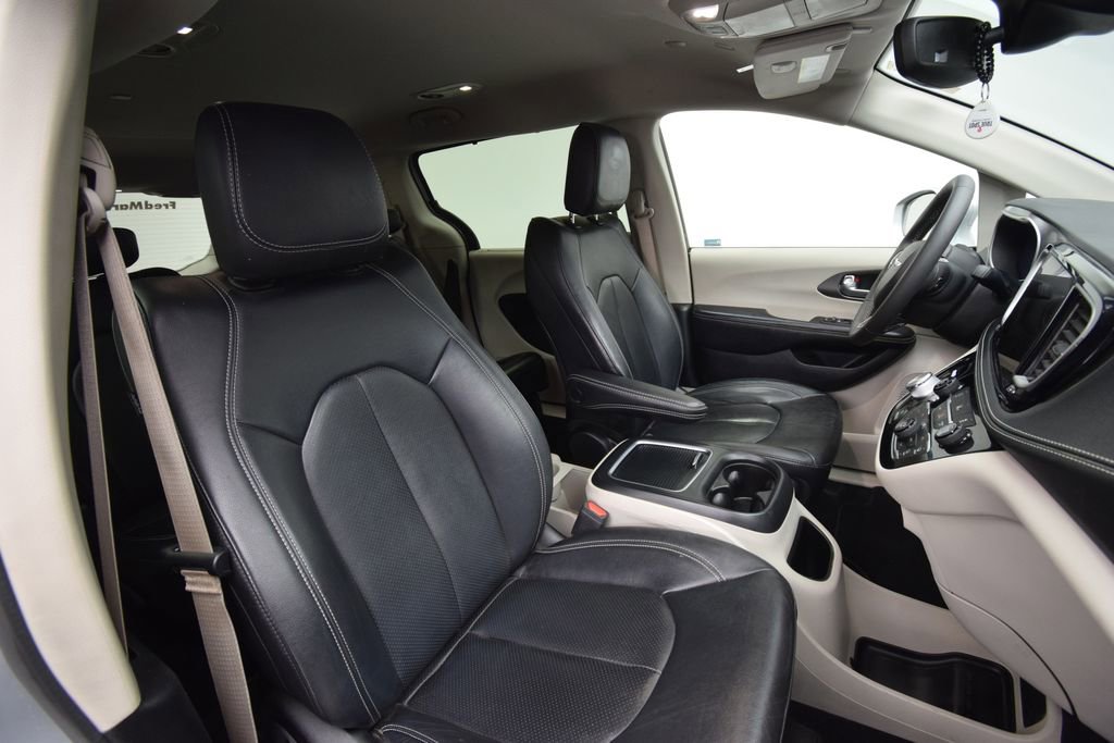 Used 2022 Chrysler Pacifica Touring-L image 19