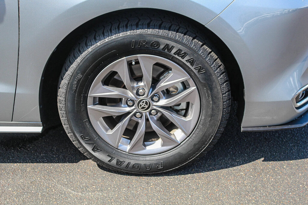 Certified 2023 Toyota Sienna XLE FWD image 32