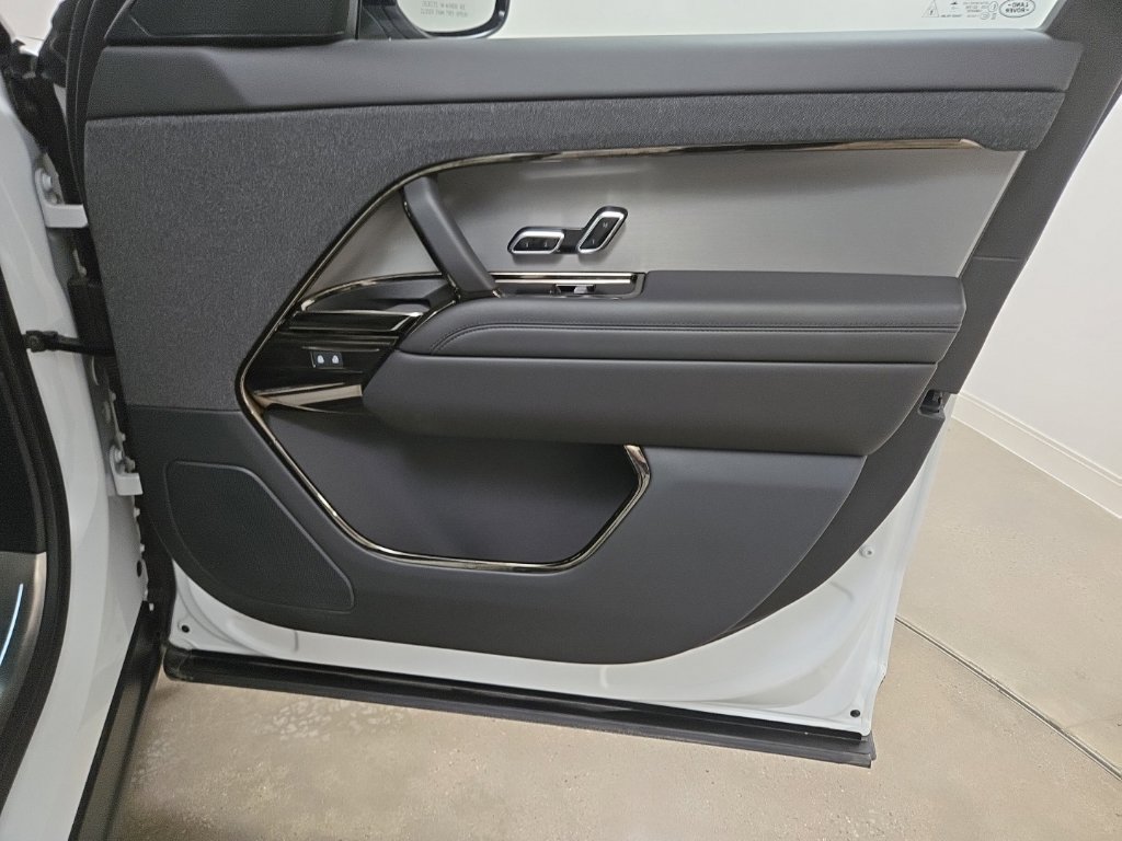 Certified 2025 Land Rover Range Rover Sport SE AWD/4WD image 25