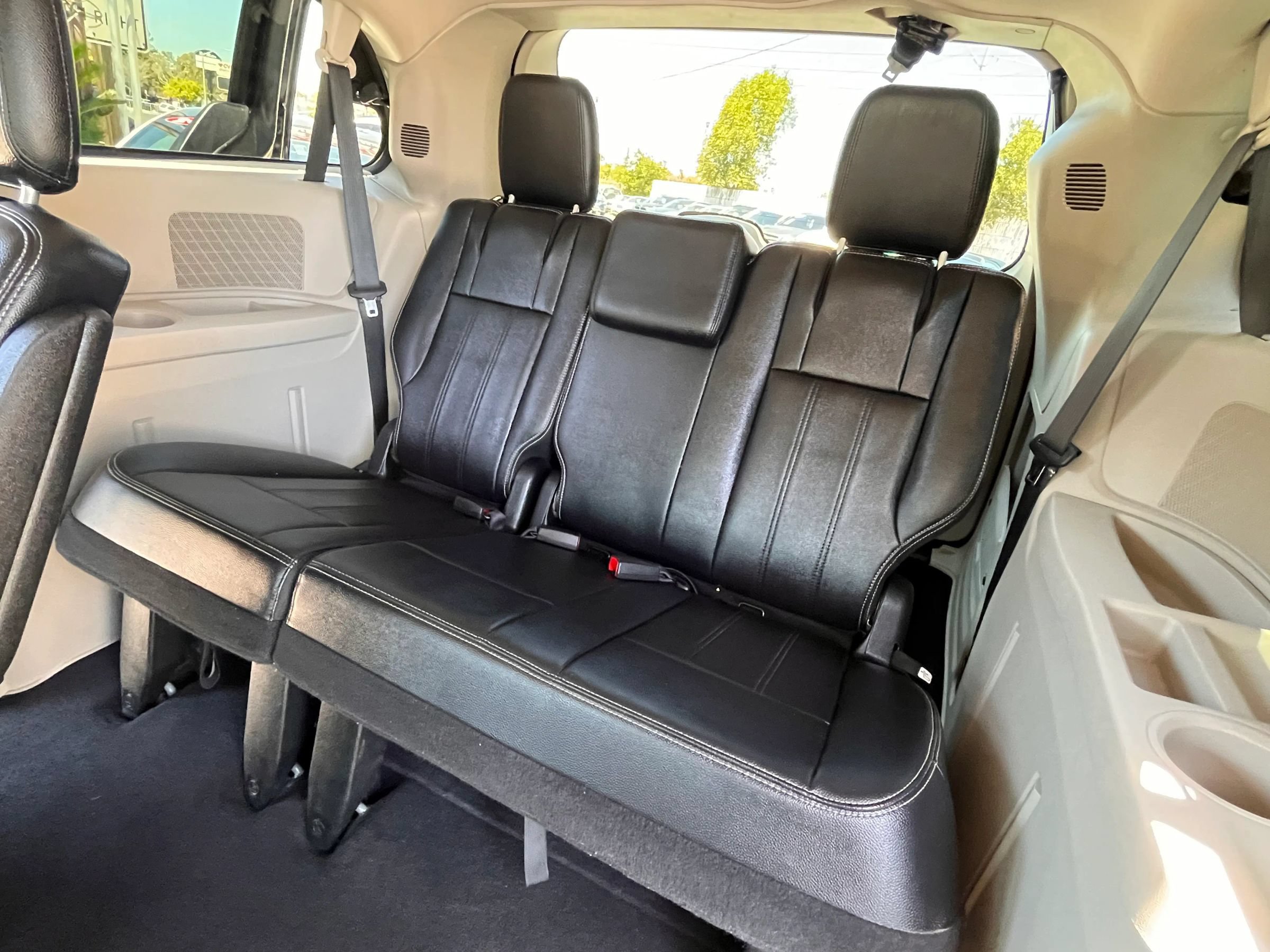 Used 2015 Chrysler Town & Country Touring FWD image 15