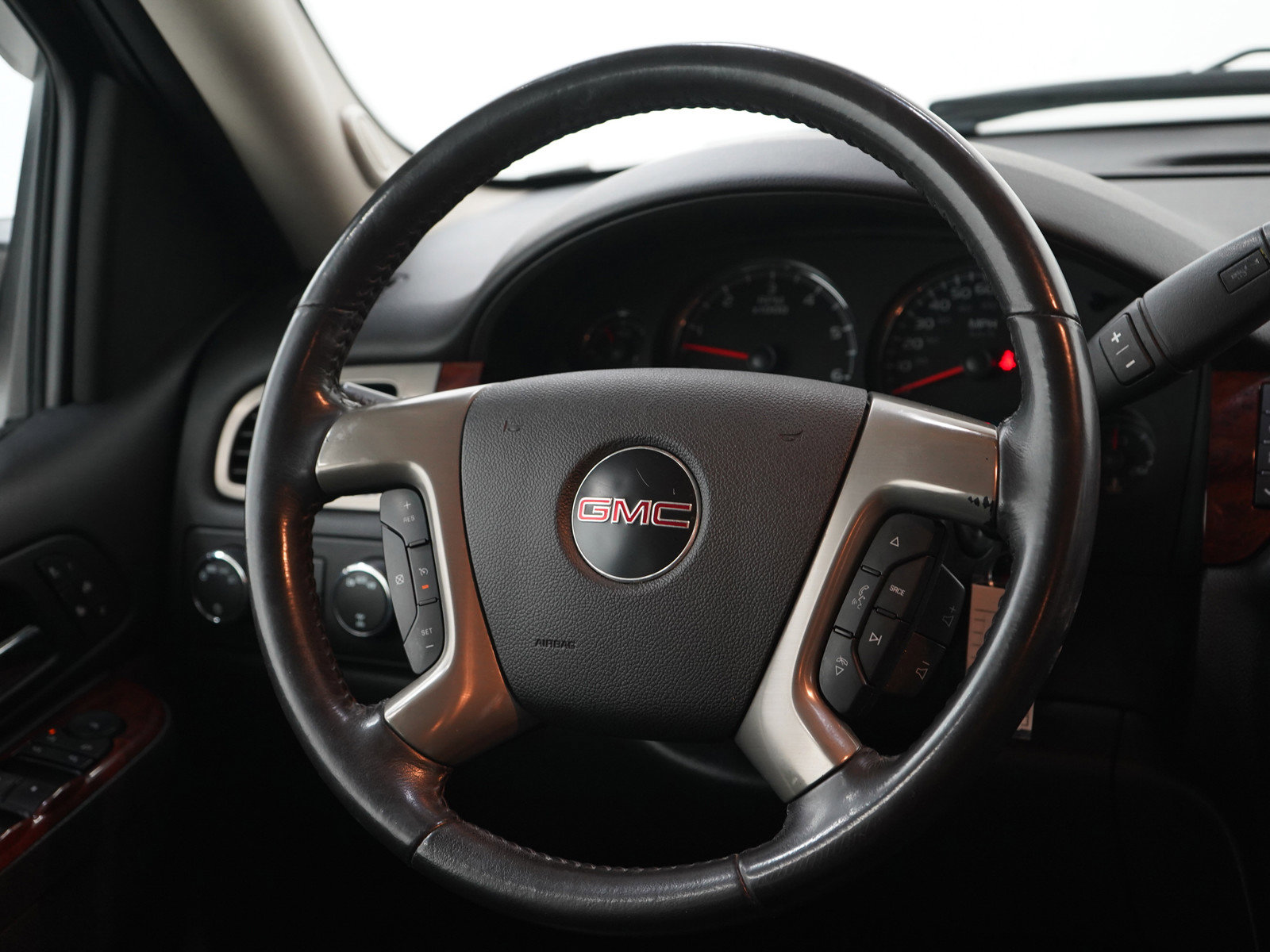 Used 2010 GMC Yukon SLT w/ SLT-2 Equipment Package AWD/4WD image 15