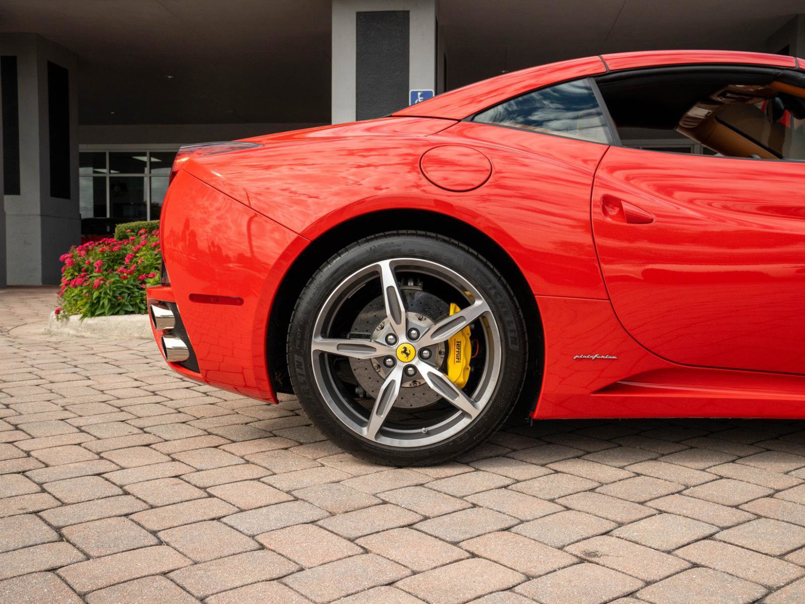 Used 2014 Ferrari California image 7