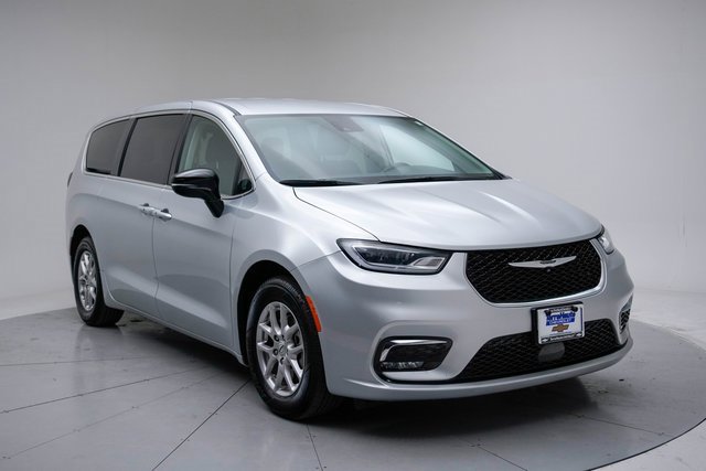 Used 2024 Chrysler Pacifica Touring-L image 12
