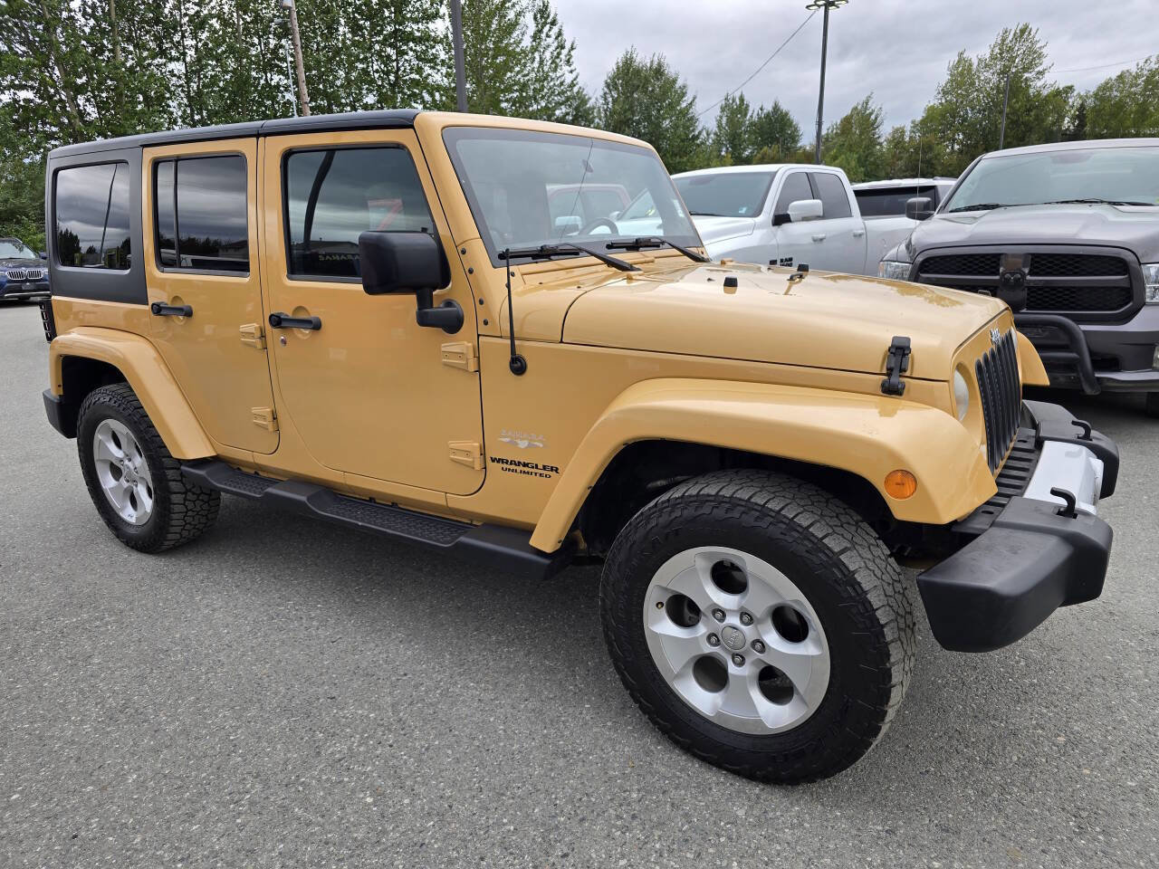 Used 2013 Jeep Wrangler Unlimited Sahara w/ Connectivity Group image 3