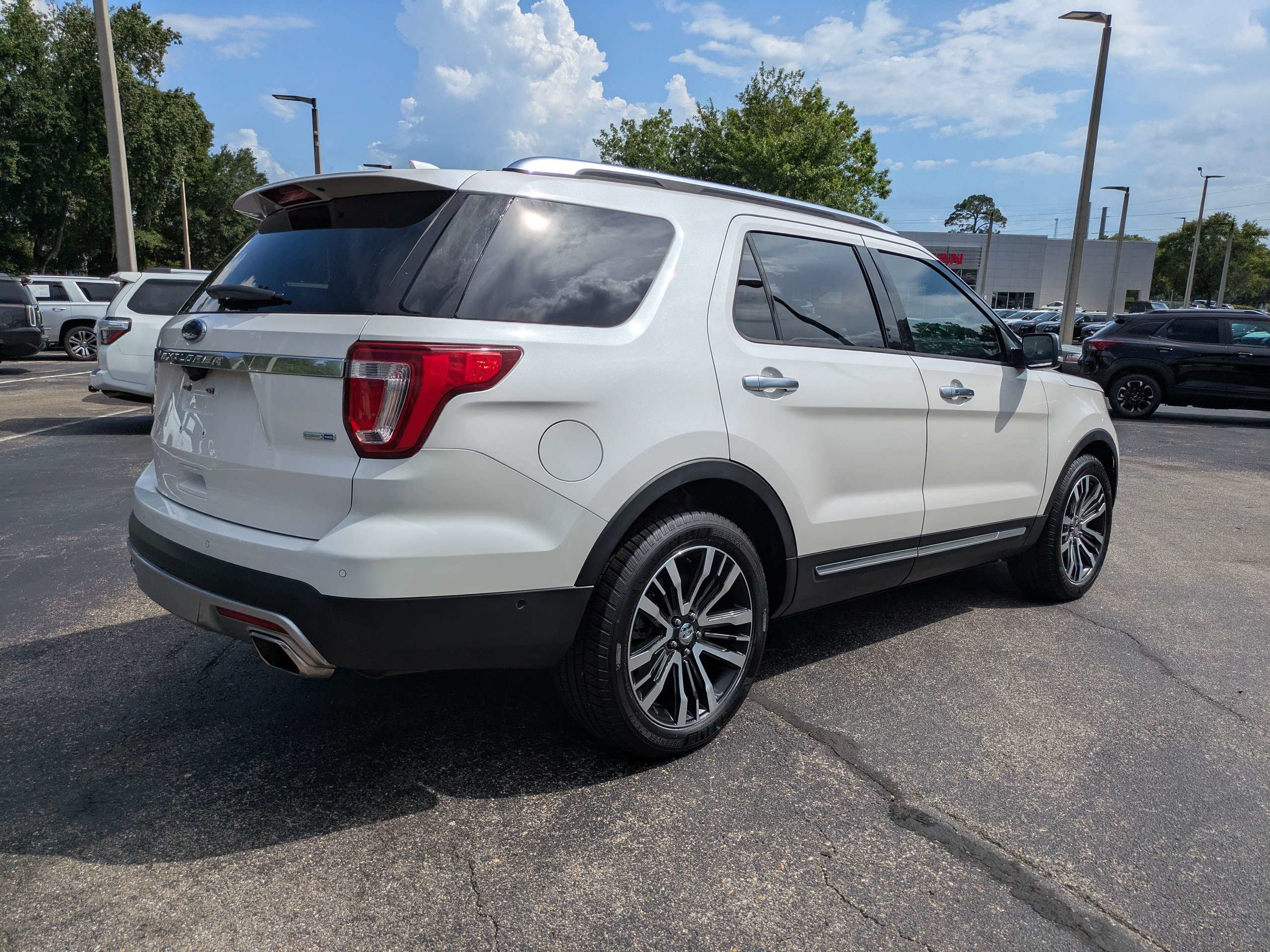 Used 2017 Ford Explorer Platinum AWD/4WD image 4