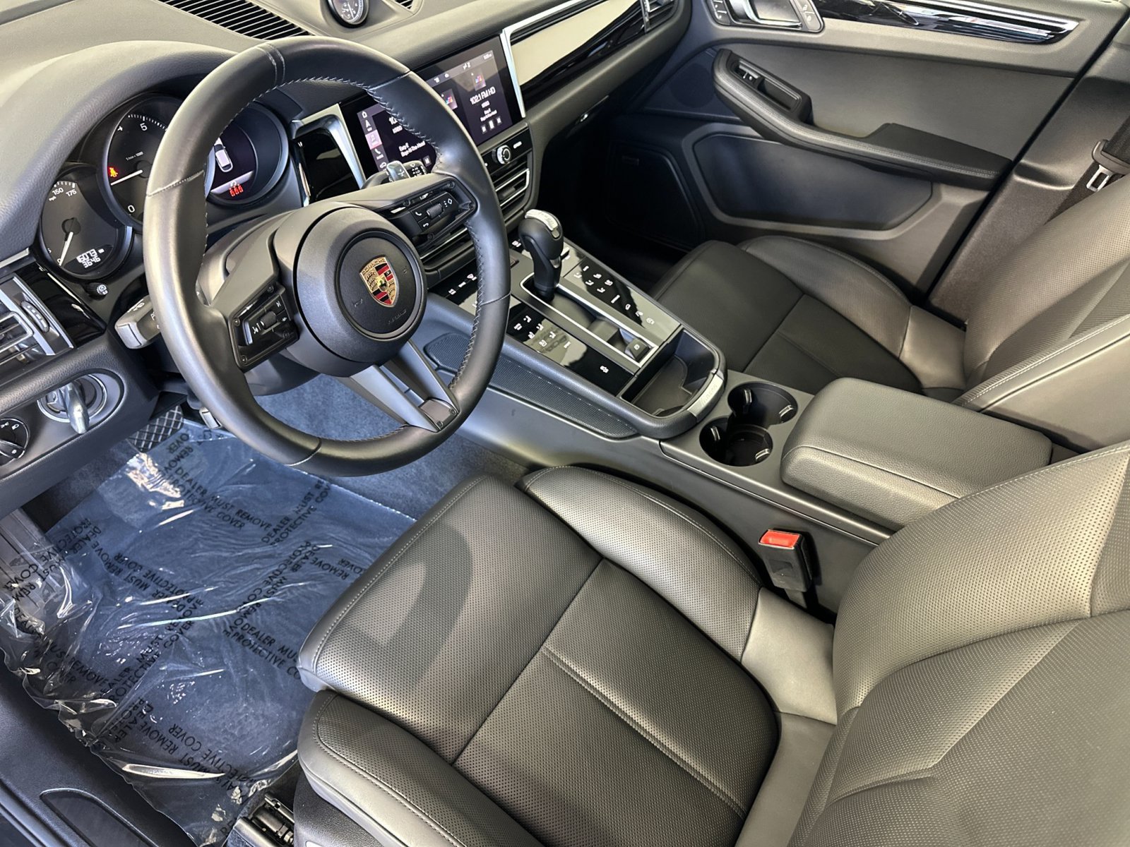 Certified 2024 Porsche Macan AWD/4WD image 4