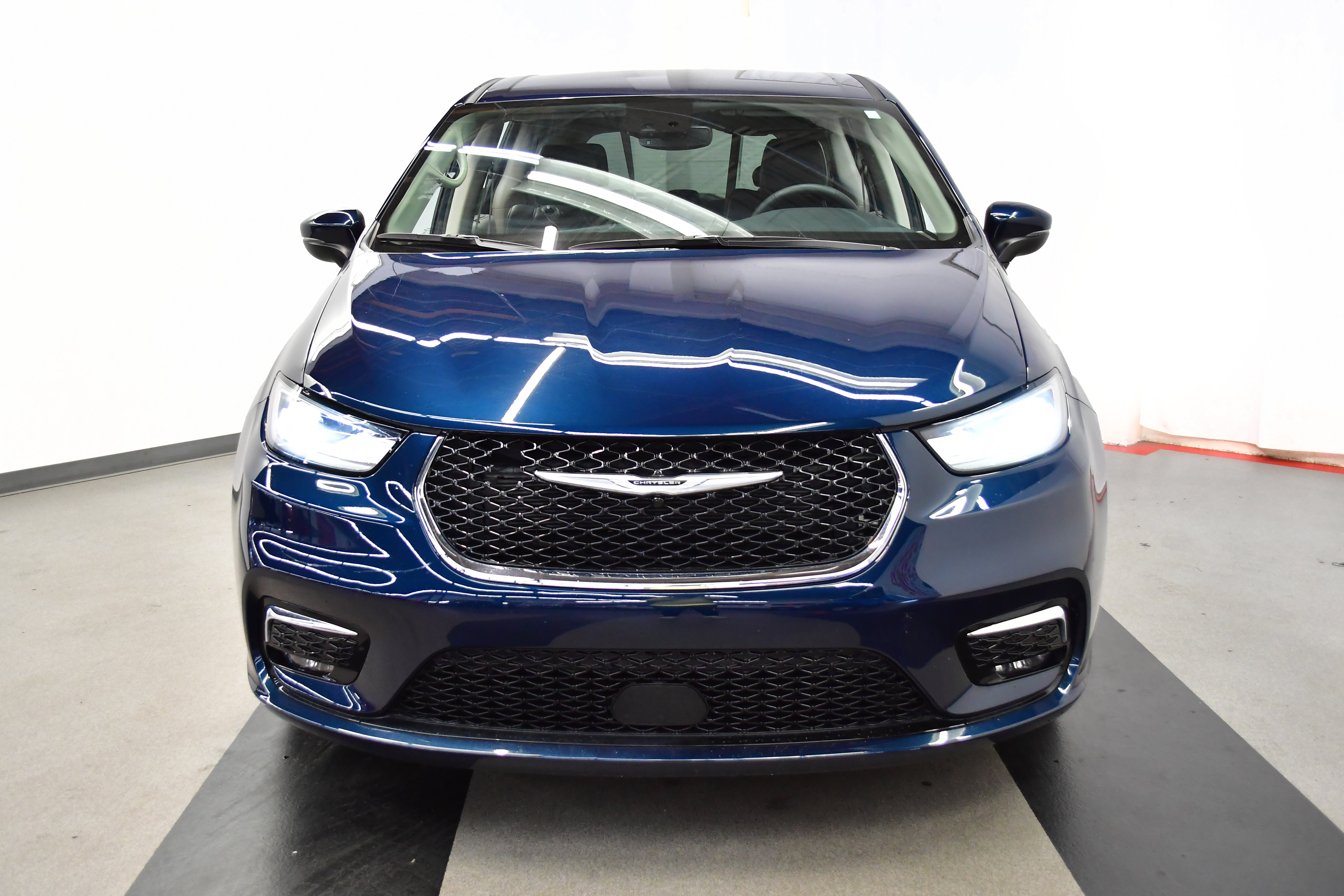 Used 2023 Chrysler Pacifica Touring-L w/ Uconnect Theater Family Group FWD image 3
