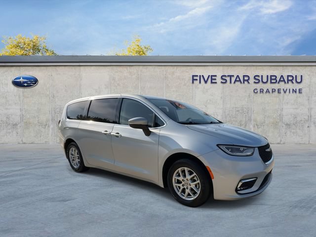 Used 2023 Chrysler Pacifica Touring-L FWD image 2