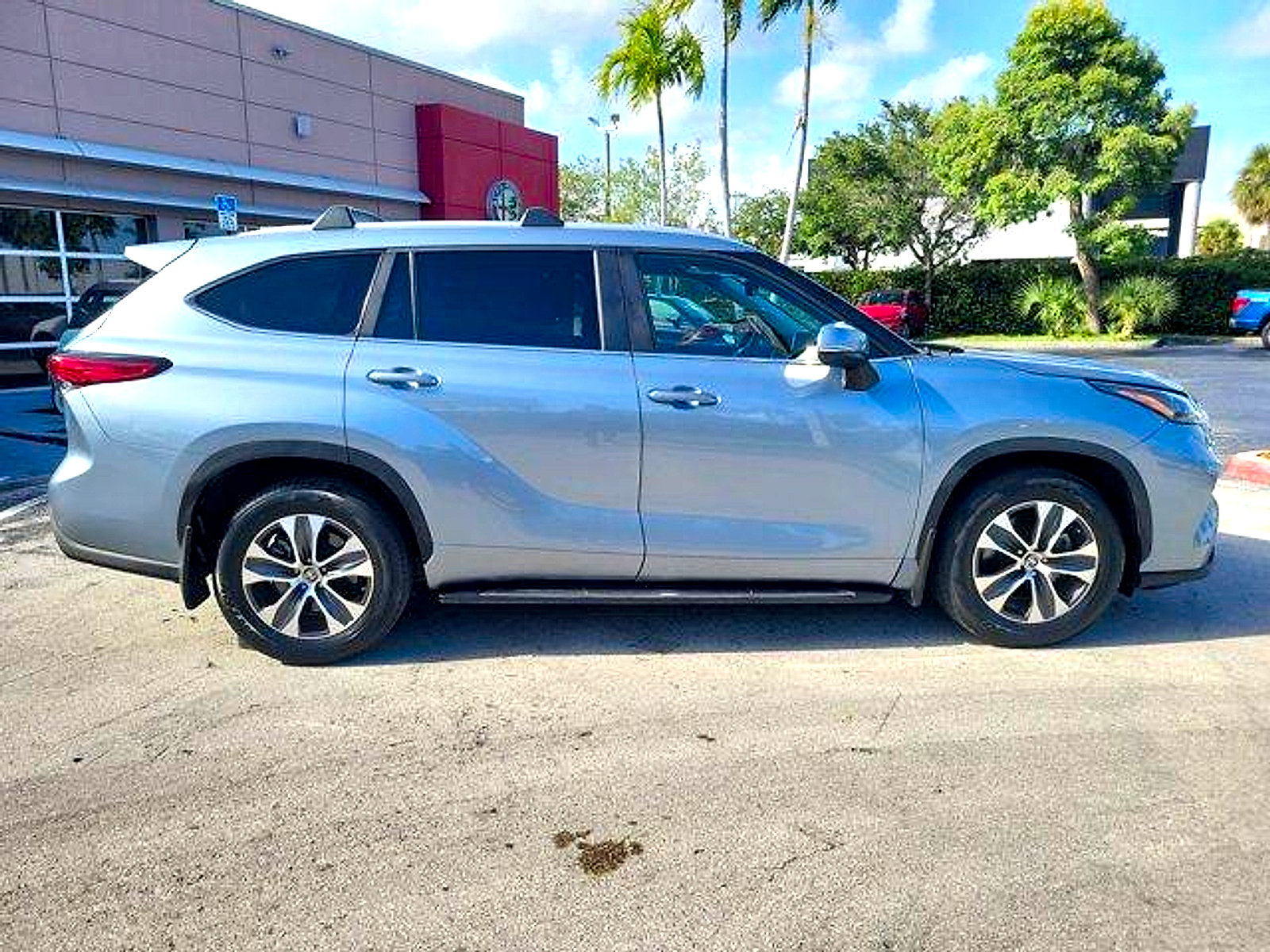 Used 2023 Toyota Highlander XLE FWD image 8