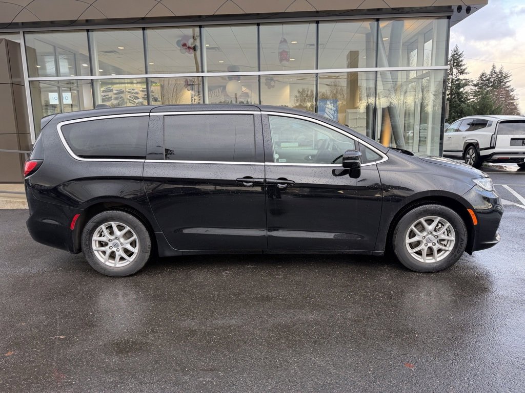 Used 2024 Chrysler Pacifica Touring-L image 8
