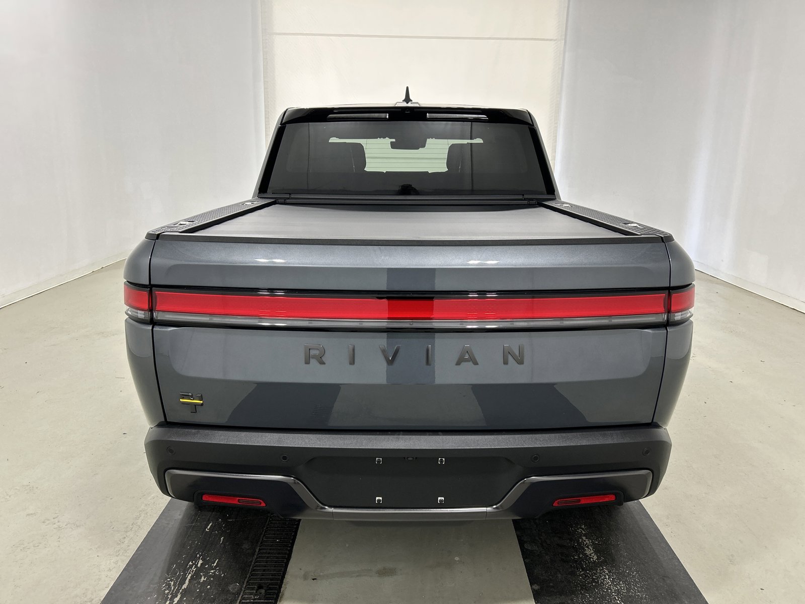Used 2025 Rivian R1T Premium AWD/4WD image 4