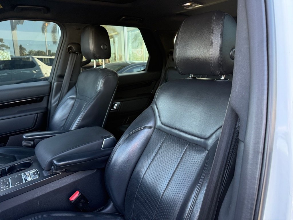 Used 2019 Land Rover Discovery SE image 14