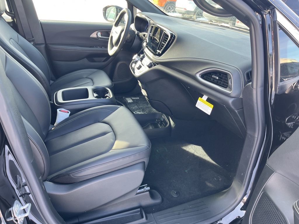 New 2026 Chrysler Pacifica Select FWD image 11