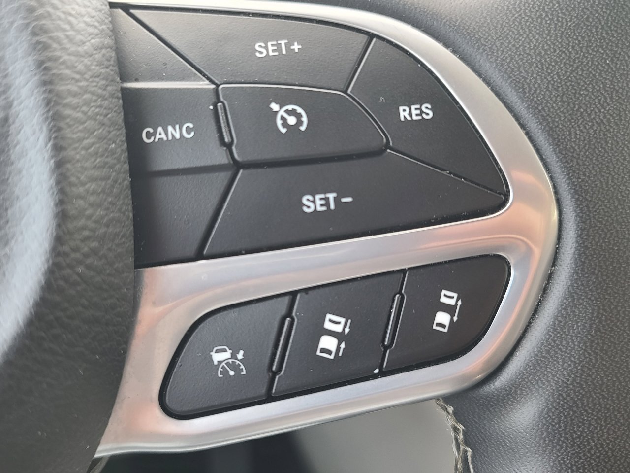 Used 2023 Chrysler Pacifica Touring-L image 32