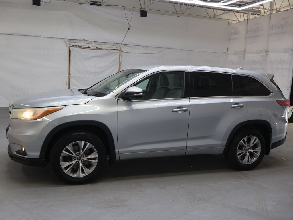 Used 2016 Toyota Highlander Plus AWD/4WD image 4