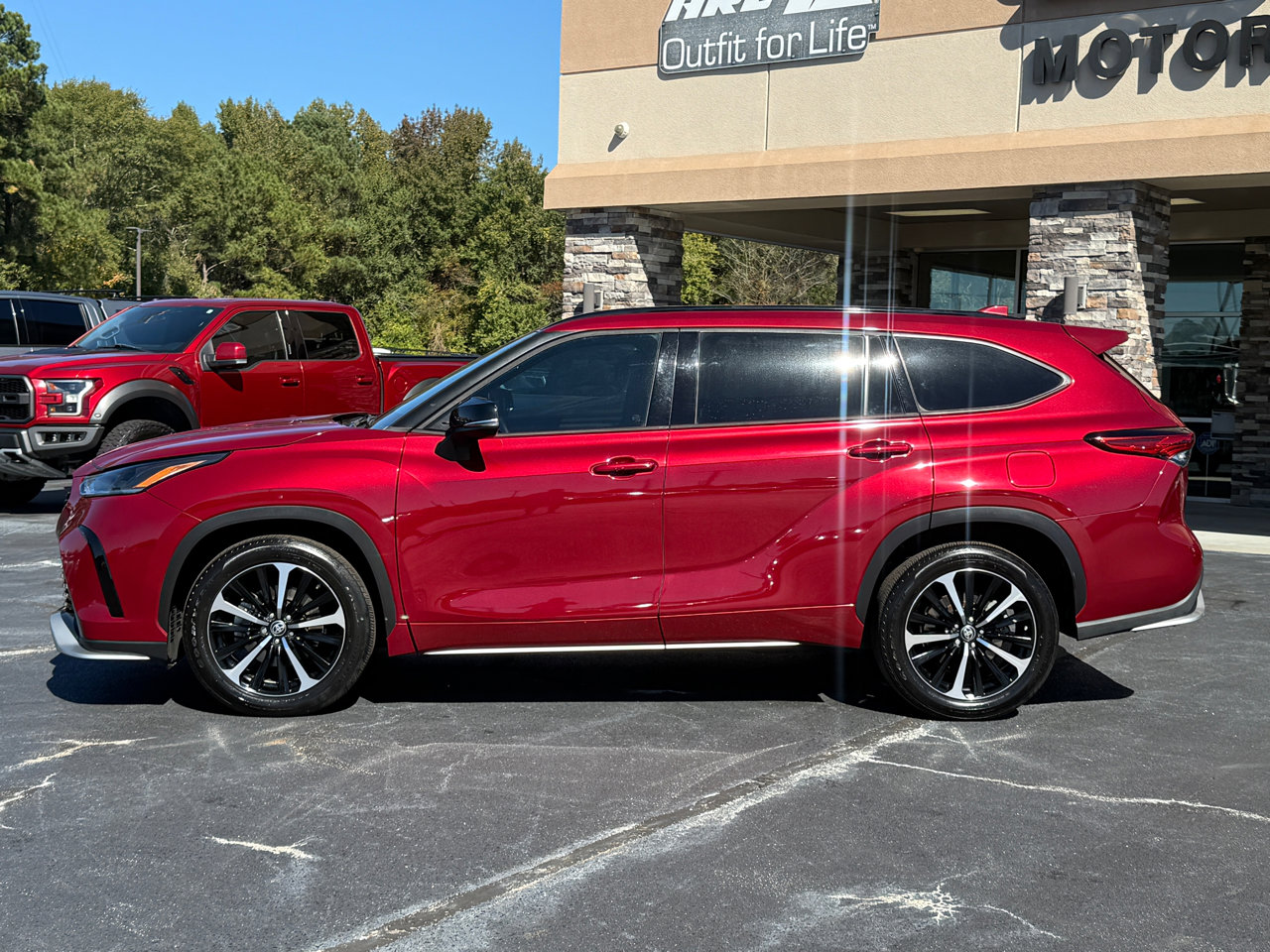 Used 2021 Toyota Highlander XSE image 2