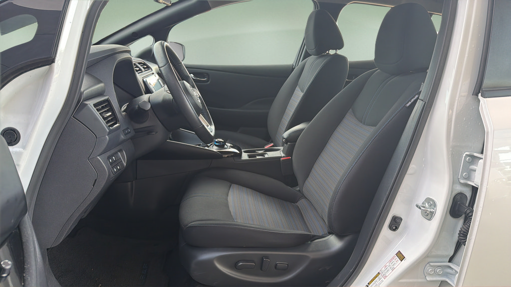 Certified 2025 Nissan Leaf SV Plus FWD image 21