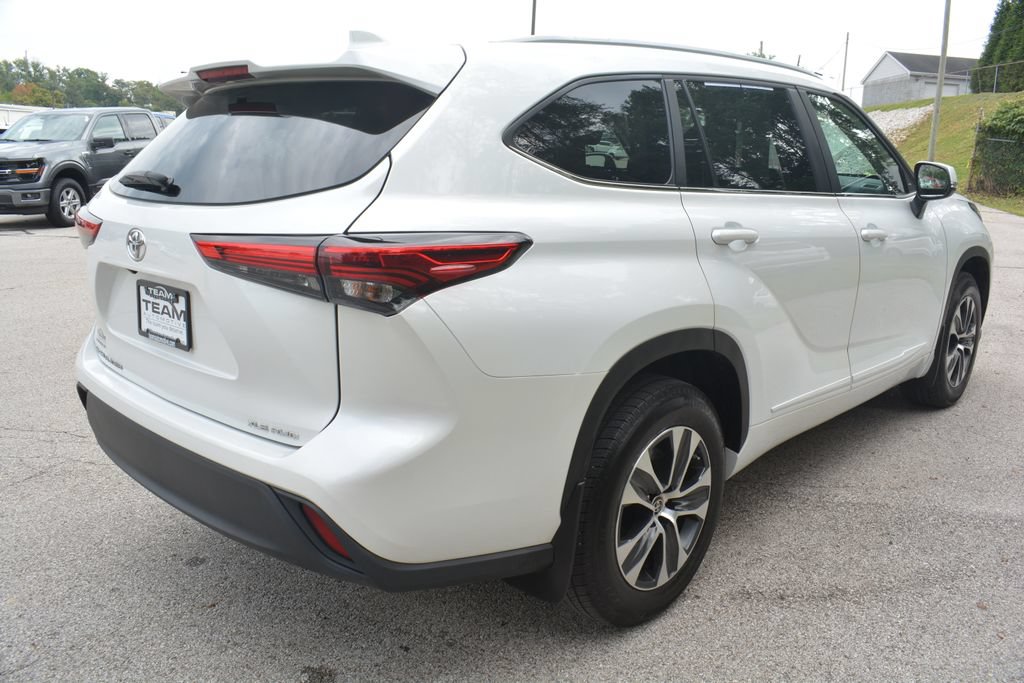 Used 2023 Toyota Highlander XLE AWD/4WD image 5